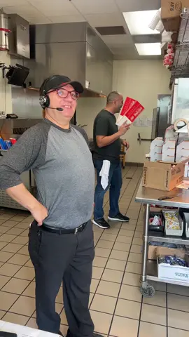 Y te aburres en tú trabajo? 😂😂😂😂la cara de Joel 😂😂 por estar de necio 😂😂@Kendra carrera #dallastexas #eeuu #eeuu🇺🇸🇺🇸 #viralvideo #amor #addison #videoviral #viraltiktok #trabajo #compañerosdetrabajo #compañeros #alegria #coit #vivetuvida #terapia 