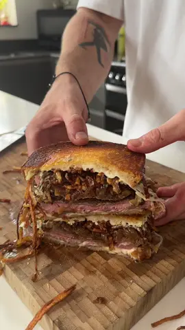 Steak Frites Toastie 🫡 Started with a base of a mozzarella toastie then added: • Homemade bernaise • 14oz sirloin (medium) • Caramelised onions • Homemade shoe-string fries • Some flaky salt • More bernaise #fyp #food #foodtiktok #Foodie #sandwich #steak #fries #chef 