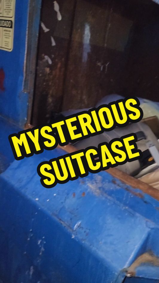 I HATE FINDING SUITCASES... THEY FREAK ME OUT 🤣🤣 #THROWBACK #DUMPSTERDIVING #DUMPSTERDIVER #DUMPSTERDIVINGMAMA 