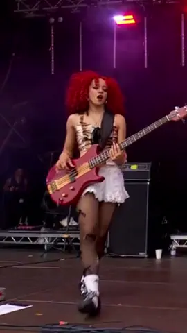 Look at the size of her pe... #bass #bassguitar #music 