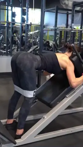 ⚜️Banded Good Mernin’s⚜️ I got deeeeep into this. So deep my hams were screaming and shaking lol. I’m pressing outward into the band to get that glute med a pinch on board with the eccentric phase. Playing this back, my neck could have been a bit more in-line with my body (I felt zero neck pain/straining though) #goodmernin #gymgoodmerning #musclemommy #fitnessmom #fyp #musclegym #AOECThisismylife @AOEC 