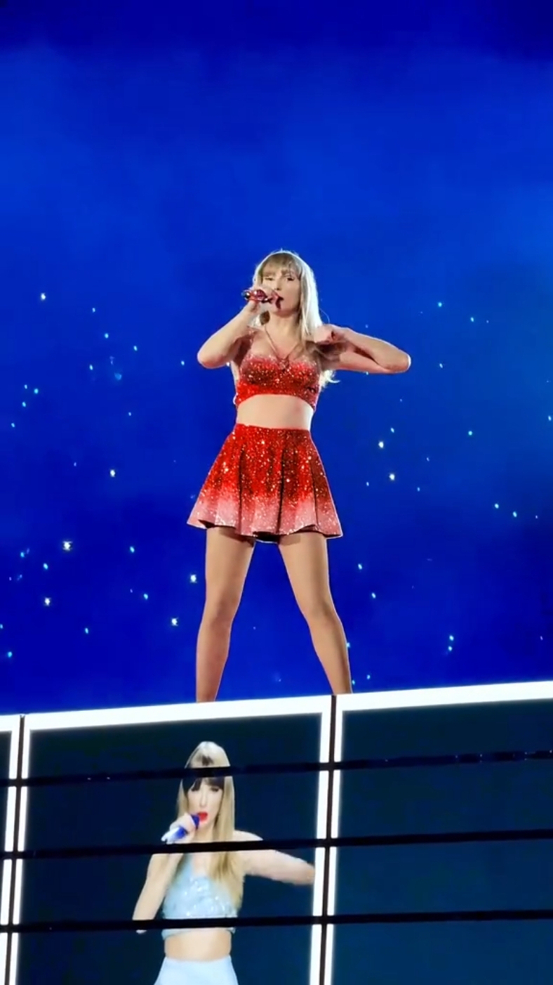 ความเริสมันอยู่ตรงนี้ ชุดเปลี่ยนสีไปเล๊ยยยย @taylorswift Taylor Swift #antihero #swifttok #เทย์เลอร์สวิฟท์ #erastourtaylorswift  #เทย์เลอร์สวิฟท์ #erastou