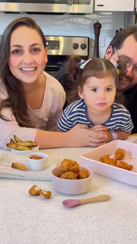 NUGGETS DE POLLO CASEROS En la vida de papás @marialuisa_masterchef y yo nos hemos convertido en esos papás que se gozan cocinar para Alicia desde los platos más sencillos hasta los más elaborados pero hemos descubierto que el tiempo es limitado y por eso recetas como esta que puedes dejar lista en el congelador para calentar en cualquier momento son perfectas para la vida agitada que llevamos. PARA TODOS LOS PAPÁS Y CUIDADORES QUE ESTÁN POR AHÍ: estamos cocinando una sorpresa para ustedes, que les va a encantar a ustedes y sus hijos. Ingredientes -500g de pechuga de pollo, cortada en trozos -1 taza de hojuelas de maíz (sin azúcar añadido) -1 taza de pan rallado integral, miga de pan o panko -1 cucharadita de paprika -1⁄2 cucharadita de ajo en polvo -1⁄2 cucharadita de cebolla en polvo -1⁄2 cucharadita de sal -Sal y pimienta al gusto -2 huevos, batidos -Aceite de oliva o spray antiadherente para cocinar #nuggets #Recipe #chicken #pollo #recetas #recetafacil #foryou #foryourepage 