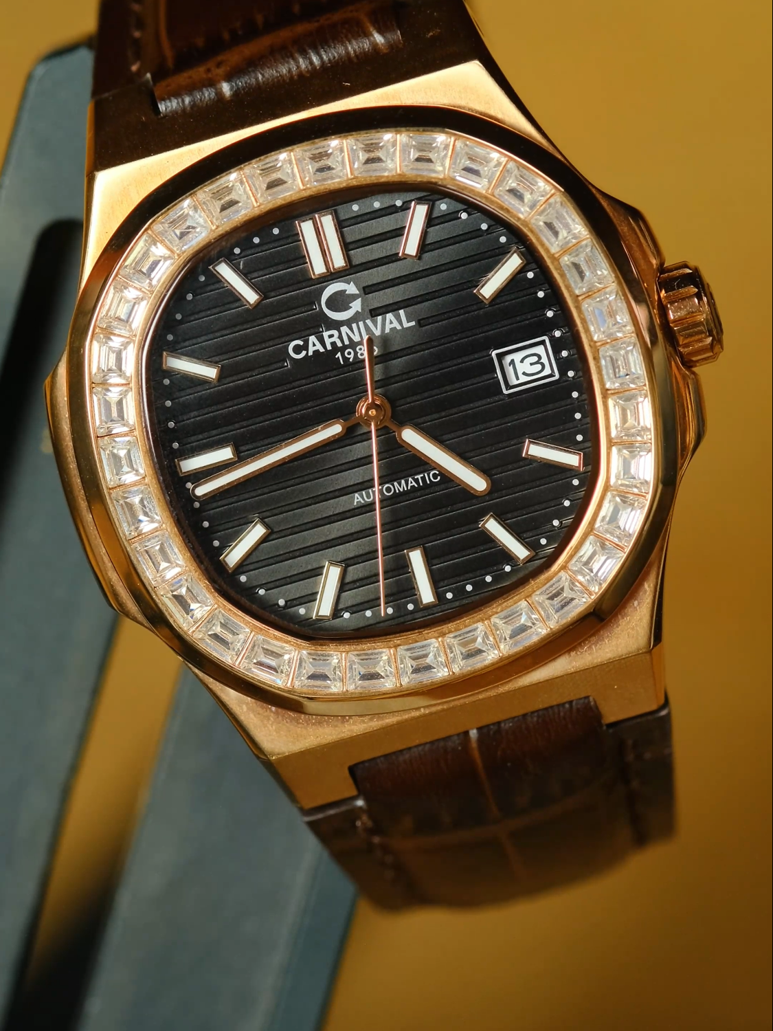 Với thiết kế lấy cảm hứng từ những chiếc tàu ngầm, Đồng Hồ Carnival Nautilus 8108G mang đến vẻ ngoài mạnh mẽ, lịch lãm và đầy cuốn hút #carnival #donghonam #donghochinhhang #danawatch