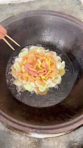 Wanna try some Chinese style prawn crackers? #Chinese #fry #food #wonderfulChina #snack #prawn #amazingChina credit 张国伟_国家伟大 on Douyin