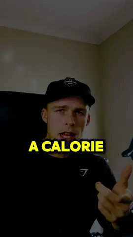 HOW TO BUILD MUSCLE AND HAVE GREAT WORKOUTS IN A CALORIE DEFICIT ‼️🔥 Making sure we fuel ourselves correctly during a calorie deficit is so important. 30+ GRAMS OF HIGH GI CARBOHYDRATES and some Sodium is a perfect way to prepare yourself for a workout.  Even better, do the exact same thing immediately after you finish training. A great way I’ve found that is super easy to do, is mix maltodextrin with my protein shake or with fruit juice. By learning about the glycemic index value of our carbohydrates it lets us eat accordingly so we can better manage our energy in a deficit. To make sure you have a good steady source of energy for other parts of the day. Make sure to eat Low GI carbs at meals further away from your workouts 🧪 #calorie #deficit #nutrition #tips #workout #musclegain #fatloss #training #carbohydrates #Fitness #coaching