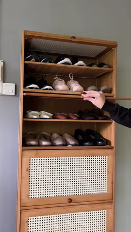 Replying to @Ploryn kita pun suka rak kasut ni sebab vintage style, cantik & anti habuk 🫶🏻 #rakkasut #shoesrack #bambooshoecabinet #vintagevibes 