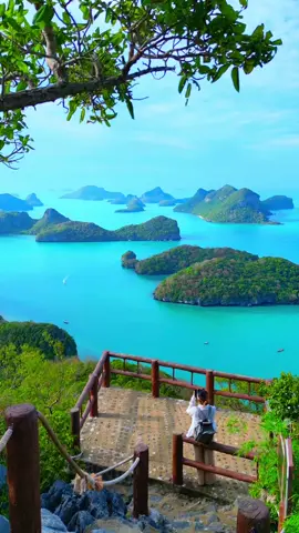 จุดชมวิวนี้ที่สุราษฎร์ มัน Amazing Thailand มาก 😍 บอกเลยต้องมาเห็นด้วยตาตัวเองสักครั้ง สุดยอดจริงๆ ✨พิกัด 📍 จุดชมวิวผาจันทร์จรัส – เกาะวัวตาหลับ  🛥️เรามากับทัวร์ : Asian Trails  เลือกทัวร์ 1 Day Trip - เที่ยวหมู่เกาะอ่างทอง    #สมุย #วิวสมุย #จุดชมวิว #จุดชมวิวผาจันทร์จรัส #หมู่เกาะอ่างทอง #เกาะวัวตาหลับ #ผาจันทร์จรัส #เที่ยวสมุย #ทริปสมุย #tiktokพาเที่ยว #samui #samuiisland #samuiisland 