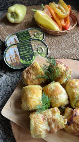 Смачна закуска з кабачків 🌿 Інгредієнти: 🌿кабачки 2 шт  🌿сир 100 гр  🌿яйця 3 шт  🌿майонез 3 ст.л. 🌿зелень  🌿часник 2 зуб  🌿борошно , сіль, паприка  🌿шпроти @riga_gold_tm мій улюблений виробник , бо там завжди гарна і повна баночка смакоти ❤️ 🌿помідор 1 шт  Приготування: 🌿Кабачки нарізати на тонкі скибочки, посолити.  🌿В мисці збити виделкою яєчка. В іншій мисці зʼєднати борошно з паприкою. , перемішати.  🌿Кабачок занурити в борошно, яйце , борошно. Обсмажити з двох сторін на пательні до золотистого кольору .  🌿Для начинки зʼєднати сир, майонез, зелень , часник. Перемішати .  🌿Змастити край кабачку начинкою (іноді я змащую весь кабачок тоненьким шаром ) далі шпротинку , а для другого варіанту помідорчик .  🌿Загорнути у рулетики і подавати одразу та насолоджуватись 😊🌿 #закуски #закуска #рецепт #рецепти #рецептиукраїнською #смачнірецепти #готуємовдома #рецептиукраїна #кабачки #рулетики #фудблог #рек