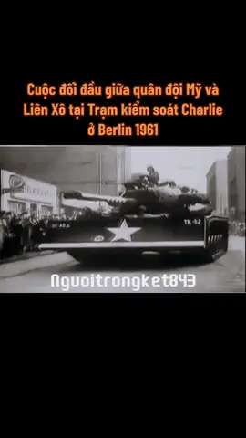 Trong suốt 16 giờ từ 27-28/10/1961, các xe tăng Mỹ và Liên Xô đã dàn trận tại trạm kiểm soát Charlie của quân đội Mỹ ở thành phố Berlin, Đức khiến hai siêu cường tiến gần tới nguy chi.ến tr.anh gần hơn bất kỳ cuộc đ.ối đ.ầu nào thời Chi.ến tran.h Lạ.nh, ngoại trừ cuộc k.hủng ho.ảng tên lửa ở Cuba một năm sau đó#trending #lichsu #nguoikesu #History #viralvideo #chunghiaxahoi #theodonglichsu #sucmanhquansu #cnxh #SovietArt #lienxo 