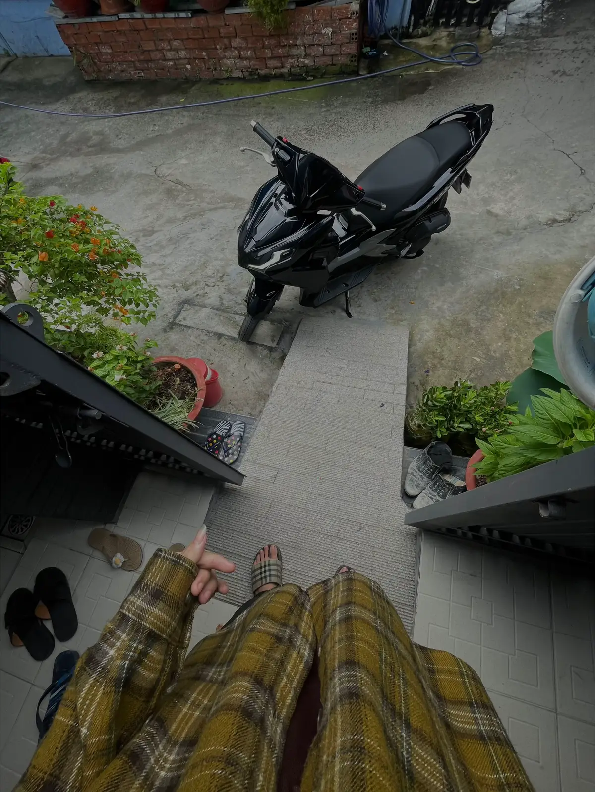 “Đời người ngắn ngủi, năm tháng kh dài thay vì sống trong mắt người khác, chi bằng hãy sống trong tim của chính mình. Nếu ai đó khiến bạn hạnh phúc hãy khiến họ hạnh phúc hơn”