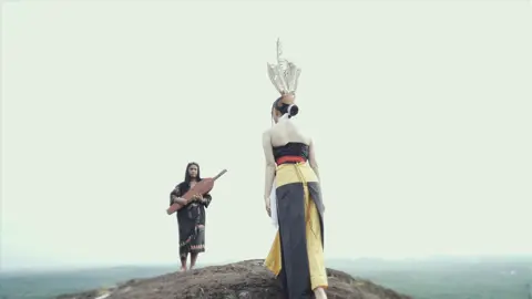 Borneo Rhapsody (Official Music Video) Enjoy Watching🌿 Beautiful Dancer @Paristy_  #sapedayak #sapedayakkalimantan #musikdayak #borneorhapsody #musiksape #helmytrianggara 