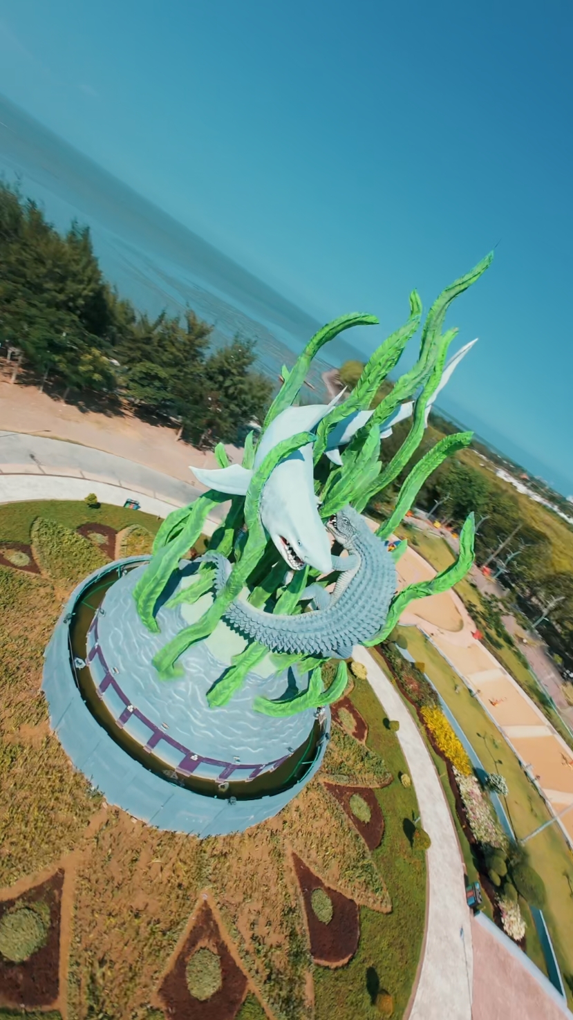 Salah satu icon Sura dan baya yg ada di kenjeran Surabaya .  .  .  .  #tamansuroboyo #wisatasurabaya #exploresurabaya #dronefpv #jasasewadrone #sewadronesurabaya #jasadrone 