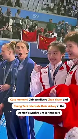 Chinese divers Chen Yiwen and Chang Yani celebrate their victory at the women's synchro 3m springboard with a princess carry! #paris#olympicgames #china #video #viral #sports #Fyp #foryou #foryourepage 