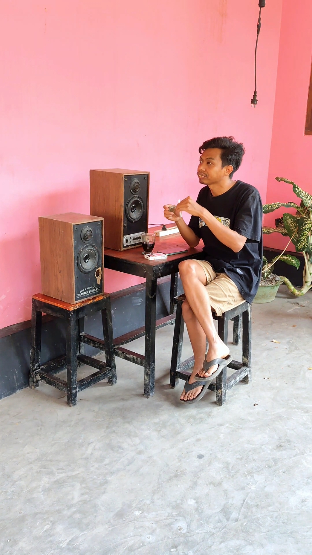 mbok arep ana sing mbayari soundku lur , murah bae 