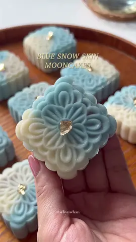 Blue Snow Skin Mooncakes 🩵🌙 ทำขนมบัวหิมะอีกแล้ว ความสวยของน้องมันฮีลใจดี้ดี  รอบนี้ทำสกินสีฟ้า ไส้ขนมโปรตีนสูงสีอมชมพู น่ารักกก กินง่ายไม่หวานมาก อัตราส่วน 9 ชิ้น ชิ้นละ 70 กรัม (ใช้พิมพ์ขนาด 75 กรัม) ส่วนผสมไส้ - เนยถั่วสูตรไม่มีน้ำตาล 100 กรัม - โปรตีนจากพืช Acai&Kyoho @organic_seeds  - น้ำผึ้ง 2 ช้อนโต๊ะ - นม 120 กรัม - สีผสมอาหารสีชมพูเล็กน้อย ส่วนผสมแป้ง - แป้งข้าวเหนียว 50 กรัม - แป้งข้าวเจ้า 50 กรัม - แป้งสาลีอเนกประสงค์ 30 กรัม - น้ำตาลหล่อฮังก๊วย 30 กรัม - น้ำมันรำข้าว 20 กรัม - นม 200 กรัม - ผงสาหร่ายสไปรูลิน่า @organic_seeds  วิธีทำ - ใส่ส่วนผสมไส้ลงในชาม ผสมให้เป็นเนื้อเดียวกัน ปั้นเป็นก้อนกลม ก้อนละ 35 กรัม นำไปแช่เย็นจนกว่าจะใช้ - ใส่ส่วนผสมแป้งลงในชาม ใช้ตะกร้อคนให้แป้งละลายดี นำไปนึ่งไฟกลางค่อนอ่อน 20-30 นาที แล้วพักไว้ให้เย็น - นำแป้งที่คลายร้อนแล้วมานวดๆจนเนื้อเนียน - แบ่งแป้งครึ่งนึงมาผสมผงสาหร่ายสีฟ้า ปริมานตามชอบผสมจนได้ความเข้มสีที่ต้องการ - นำแป้งสีขาวกับสีฟ้ามาชั่งรวมกันใฟ้ได้ก้อนละ 35 กรัม ปั้นเป็นก้อนกลม และคลุกด้วยแป้งนวล - ใช้ฝ่ามือแผ่ก้อนแป้ง วางไส้ตรงกลาง หุ้มให้มิด - นำไปคลุกในแป้งนวลอีกครั้ง ปัดแป้งส่วนเกินออก และกดใส่ลงในพิมพ์ ทำซ้ำจนครบ . #snowskinmooncake #mooncake #proteindessert #plantbasedprotein #bluedessert #bluesnowskinmooncake #ขนมบัวหิมะ #ขนมโปรตีนสูง #ขนมคลีน #โปรตีนพืช #ขนม #ขนมไหว้พระจันทร์ #ขนมสุขภาพ