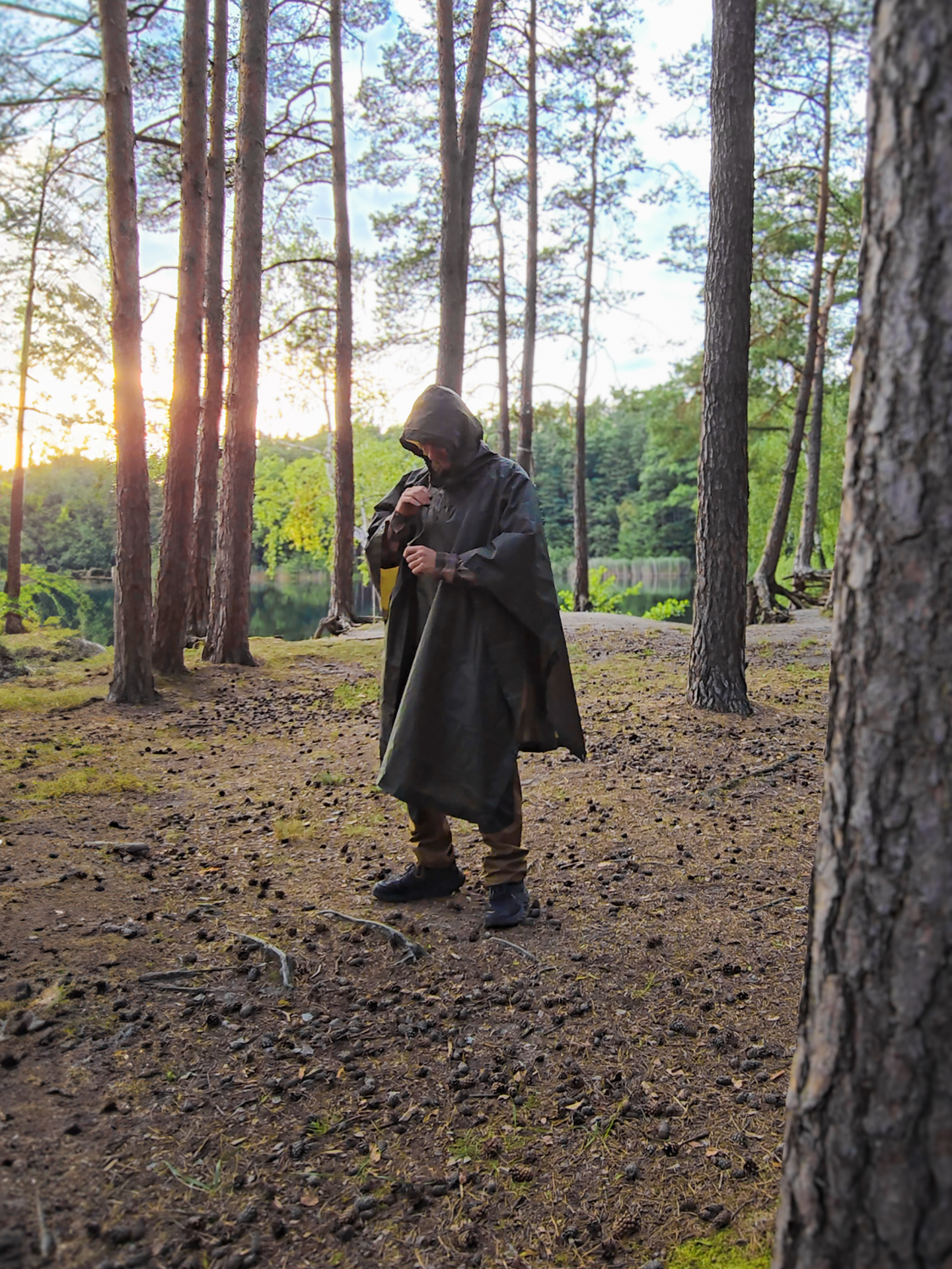 Discover the versatile uses of the poncho. How do you use yours? 🌧️🏕️ #outdoor #survivalgear #bushcraft #outdoor #helikontex