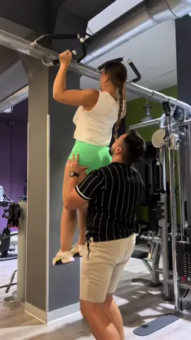 HAY ALGO RARO AQUÍ 🤔 #couple #gym #drama #Fitness #video #twofittrainers 