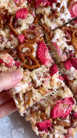 Strawberry pretzel marshmallow treats!! Inspired by one of my favorite classic midwest desserts 🍓🥨✨