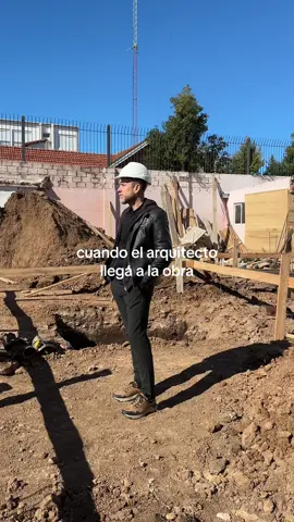 cuando el arquitecto llega a la obra 😂 no lo dicen, pero escucho sus pensamientos 🤣 #humor #arquitectura #obra #zapatillas #caterpillar 