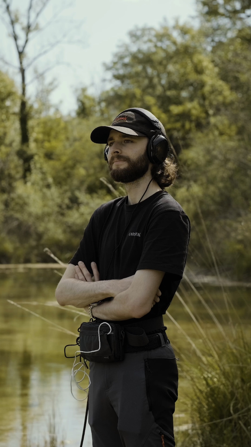 The sound of photosynthesis? 🫧 While walking through a swamp, I observed a strange phenomenon! Bubbles rose irregularly to the surface of the water. They were always in the same place.  Curious, I launched my hydrophone to capture the sound of these rising bubbles. What I hear in my headphones is surprising: I didn't expect it to sound like that 😵‍💫 I'm still looking for an answer about these bubbles.  • It's certainly not an animal... Maybe it's pockets of methane gas trapped in the mud, which are released by bubbling to the surface?  • I don't know if it could be photosynthesis...  Aquatic plants, like land plants, convert light energy into chemical energy. This process, called photosynthesis, produces oxygen as a by-product. This is released in the form of tiny bubbles. #aesthetic #Science #nature #pourtoi #fyp 