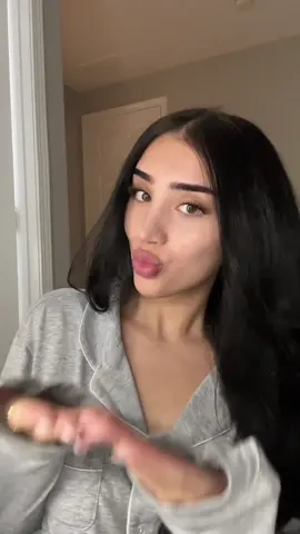 lol ignore my face i was focuseddddd but i love this hair tool!!! #Wavytalk#WavytalkHair#Blowout#BlowoutHair#ThermalBrush#QuickBlowout#AtHomeHairstyle#B2SwithWavytalk#tiktokshopbacktoschool #foryou #foryoupage #fypシ゚viral #fypage @wavytalkofficial 