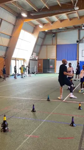 Spin move/basic #ballhandling #dribbling #footwork #demonstration#details#spin#move#basic#progression#pound#pocket#pickup#timing#skills#kyrieirving #skillsfacactory #basketballtrainer #basketballcamp #kids#france#basketball #ballislife