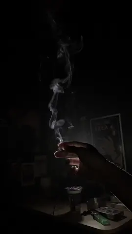 malam masih jadi teman terbaik untuk kamar yang hening dan isi kepala yang berisik.