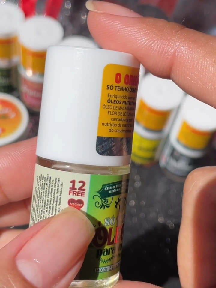 PARA TUDO! A hidratação das suas unhas nunca mais vai ser a mesmae a @lorrany.unhas fez um vídeo mostrando tudo sobre ele! O SÓ TENHO ÓLEOS PARA VOCÊ é um óleo 12 free, vegano, não testado em animais e com um aplicador exclusivo para massagem e um aroma refrescante de menta. Fala se não é tudo de bom? 🤩 #hidratação #belezanatural #dicasdebeleza #fyp #trending #beauty #unhasnaturais #unhas #nails #topbeauty