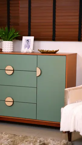 Sabe aquela sensação de quarto de revista? A Cômoda Sapateira Ipê traz isso pra você! 🧡 Com design moderno e multifuncionalidade, essa peça feita 100% em MDF se destaca pela inovação e estilo, seguindo as tendências atuais. Escolha Móveis Albatroz e mantenha seu quarto sempre atualizado com o que há de mais novo! 😎 #MoveisAlbatroz #LinhaMimo #QuartoInfantojuvenil #Salvia #GuardaRoupaIpê #CômodaSapateiraIpê