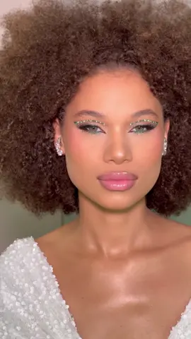 ESSE FINAL 😱😱 Na incrivel beleza de @ajokebad 🤎 #maquiandocliente #maquiandomodelo #delineadografico #maquiagemverde 