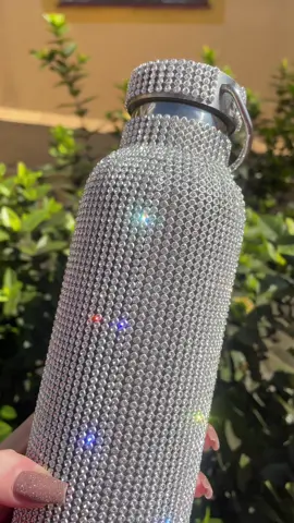Descubra o brilho que transforma o ordinário em extraordinário com a garrafa térmica BRILHOZ. Feita de aço inoxidável da mais alta qualidade, a BRILHOZ garante que suas bebidas permaneçam geladas por até 24 horas ou quentes por até 12 horas, graças à sua vedação a vácuo de precisão. #rhinestones #foryoupage #viral #fyp #garrafabrilhoz #garrafa #garrafatermica 