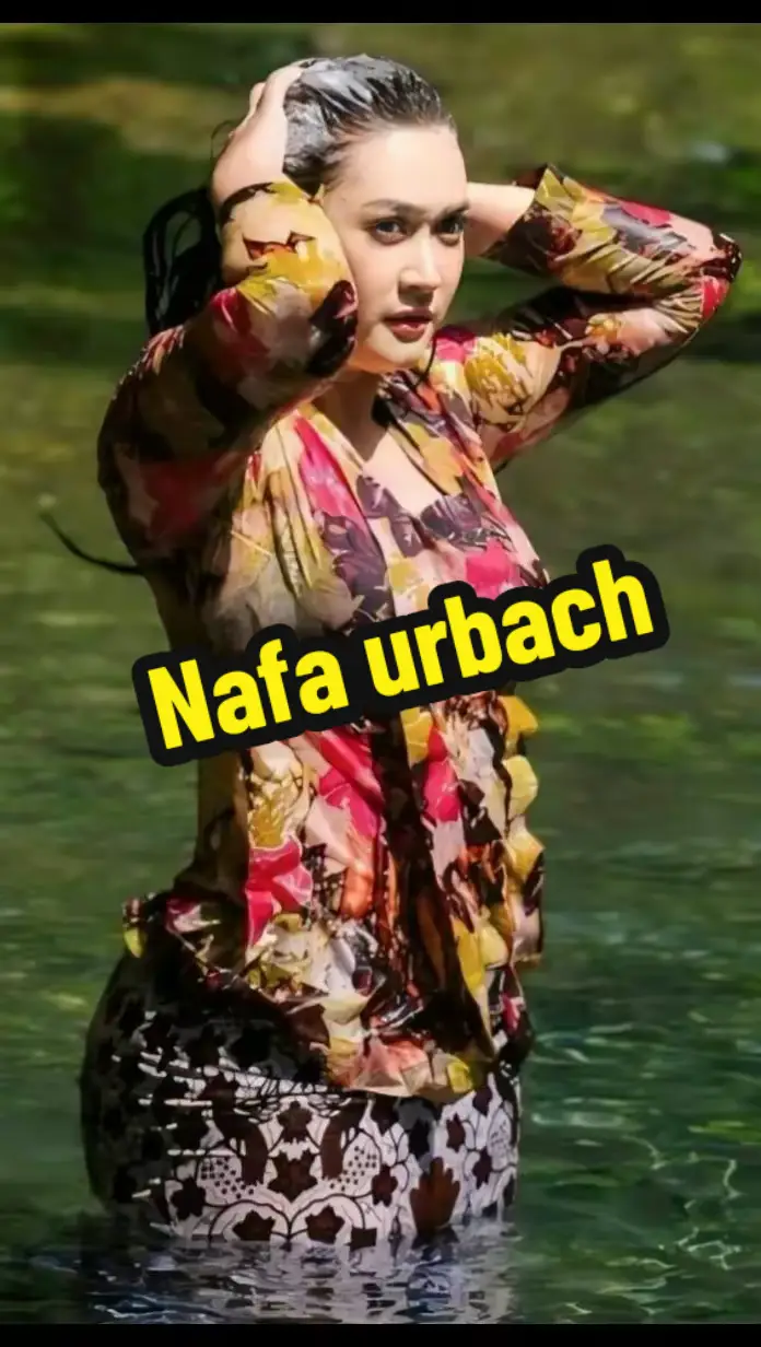 Masih ingat penyanyi satu ini, dulu sekitar tahun 1995 pasca wafatnya penyanyi tenar Nike Ardilla, namanya  sempat digadang-gadang sebagi pengganti Almarhumah. Musik dan aransemenya dibuat mirip dengan warna musik sang legenda.. Wajah polos nan imutnya selalu muncul di TV dengan lagu-lagunya seperti 