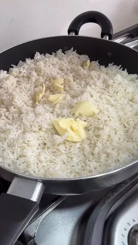 Si te sobró arroz de un día anterior, te sugiero calentarlo con trocitos de mantequilla y un chorrito de agua,. Tapas la olla y dejas que caliente y sude a fuego bajo, El resultado: , un arroz como si estuviese recién graneadito y con un toque de sabor especial para acompañar tus carnes, guisos o frituras. Guarden y compartan este tip que estoy segura, les será de mucha ayuda.#trucosdecocina #tipsdecocina #arroz 