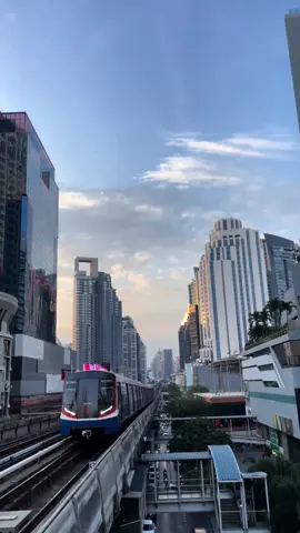 Salah satu stasiun BTS yg bagus buat liat” pemandangan kota 😫  #sunset #asok #bangkok #thailand #jalanjalan #traveltiktok #wisata #jakarta 