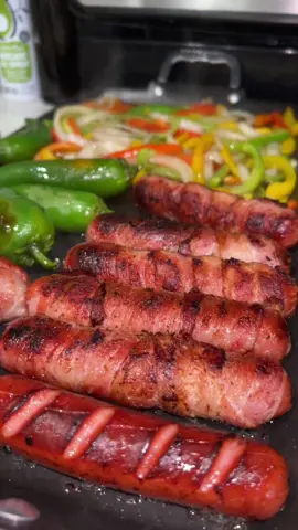 Street Hotdogs on the skillet 🔥 #streetfood #DinnerIdeas #fypage #EasyRecipes #hotdogs #onepanmeal 