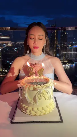 Cheers to 42 🥳🤪😄 #birthdaygirl #happybirthday #birthdaytrend #birthdaytransition #birthdaycake #พี่เป็นหมูน้องพามู 