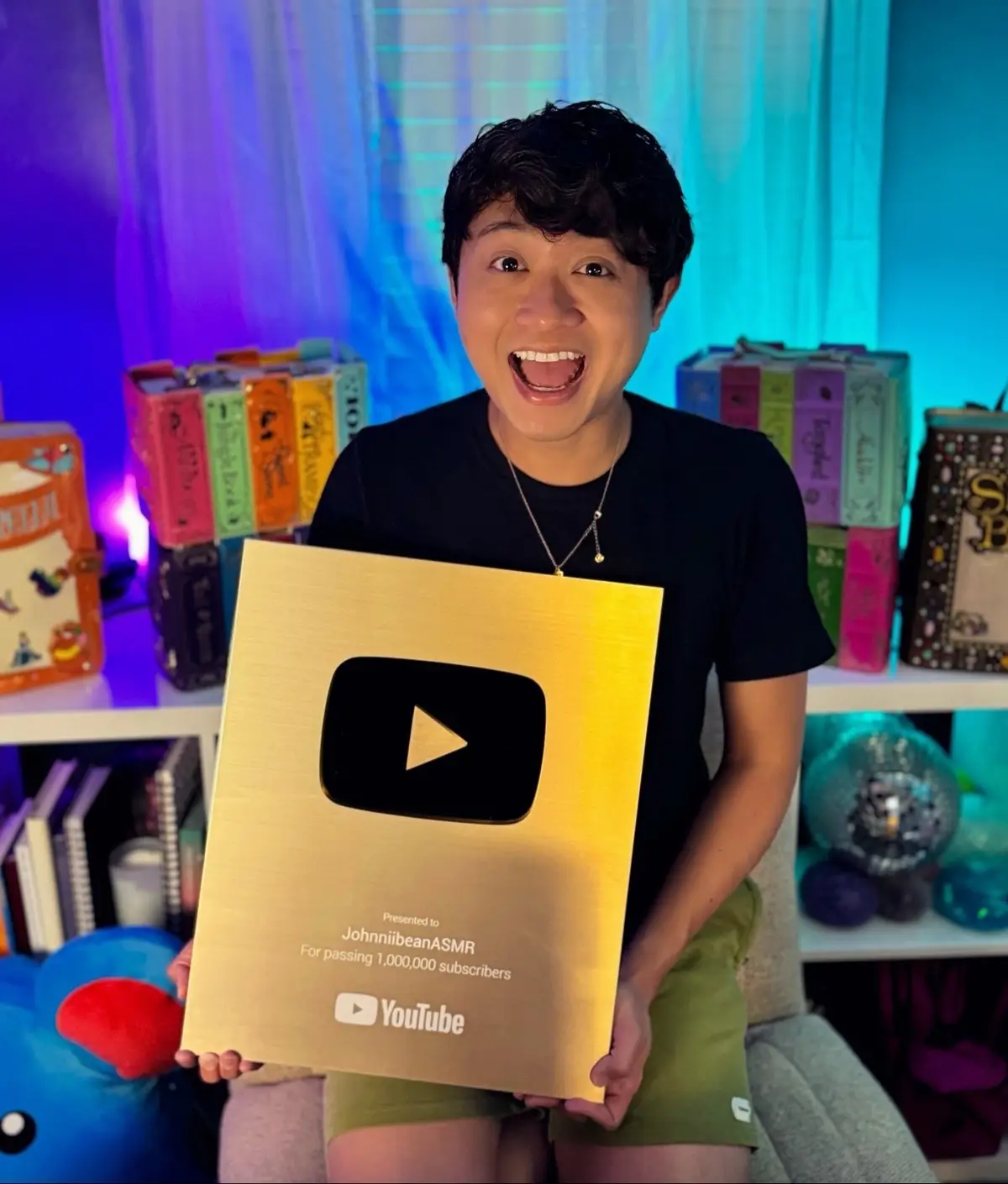 Fun fact: A gold plaque weighs about as much as 4,000 coffee beans! Thanks for 1 million, Sleepy Beans! #asmr #1million #asmrvideo