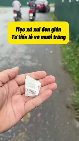 Mẹo xả xui đơn giản từ tiền lẻ và muối trắng. Các bác cùng thử nhá #meovat #meovatcuocsong 