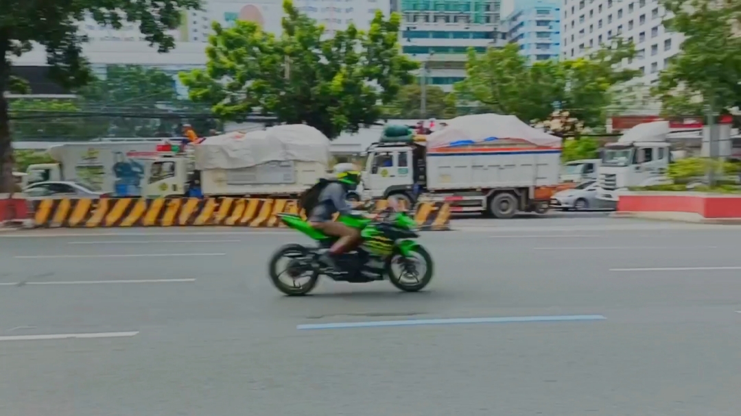 nakita tayo ng tropa natin, matsalab bro! Fly by with ar ha HAHAHAHAHAHA 🤣🔥 #mototaks #tiktok #trending #ninja400 #kawasakiracingteam #foryoupage #fypシ゚viral #fypシ 