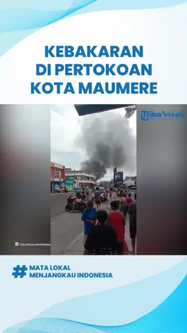 Kebakaran di Pertokoan Maumere, Warga Panik Muncul Suara Ledakan Download aplikasi berita TribunX di Play Store atau App Store untuk dapatkan pengalaman baru  TRIBUNFLORES.COM, MAUMERE- Kebakaran hebat terjadi di kompleks pertokoan Maumere tepatnya di jalan Raja Centis Kelurahan Kota Baru, Kecamatan Alok Timur, Kabupaten Sikka, NTT, Selasa 30 Juli, 2024 pagi.  Cuaca panas sebabkan api menyebar dengan cepat. Dari video yang beredar di media sosial, disebutkan warga yang tinggal di sekitar lokasi kebakaran berlarian menjauh karena muncul suara ledakan dari dalam salah satu toko yang terbakar tersebut.  Menurut video yang direkam warga, terdengar suara ledakan berasal dari dalam toko tersebut. Diduga petasan yang ada di dalam toko itu.  Artikel ini telah tayang di Tribunflores.com dengan judul BREAKING NEWS: Kebakaran di Pertokoan Maumere, Muncul Suara Ledakan, https://flores.tribunnews.com/2024/07/30/breaking-news-kebakaran-di-pertokoan-maumere-muncul-suara-ledakan.   Video lengkapnya bisa ditonton di YouTube TribunFlores.com dengan judul Kebakaran di Pertokoan Maumere, Warga Panik Muncul Suara Ledakan, https://www.youtube.com/watch?v=VCj-GaSXT7s #viral #fyp #kebakaran #kotamaumere #ledakan #pertokoanmaumere #sikka #flores #ntt #tribunfloresconm