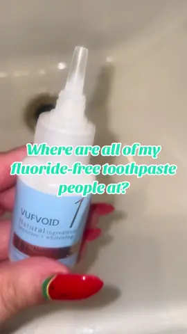 Whitens teeth AND all natural toothpaste!!! My breath is always so fresh afterwards 🦷🪥 #flouridefree #oralhealth #naturaltoothpaste #healthyteeth #vufvoid 