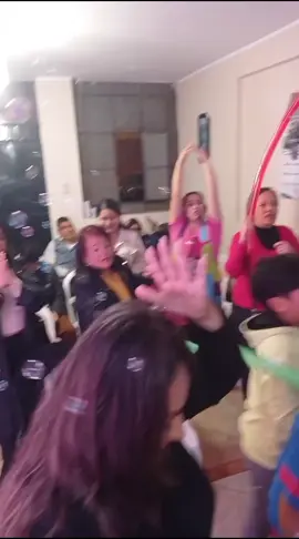 Aquí miss Andrea dando todo en la mini hora loca ✅☺️🌈🎉🫶🤩🤗,hoy disfrutamos de bailar con todos los invitados en en cumpleaños de Emma 👏🤩🫶,Que divertido es bailar en la mini hora loca !!! #showeducativo #animacioninfantil #estimulaciontemprana #estimulacionsensorial #fiestassensorialesymusicales #cumpleañosinfantiles #cumpleañosinfantiles #fiestainfantilperú #fiestasinfantiles #fiestaslimeñas #showeducativo 