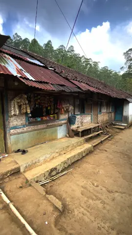 Masih Di Bandung , Suasana Rumah Jaman 80an 90an yang Berlokasi di Kp.Cisarua Bukit Unggul Pabrik Kina Cilengkrang Ujung Berung Kabupaten Bandung atau di Bandung Timur #Bandung #rumahjadul #bandungtimur #longervideos 