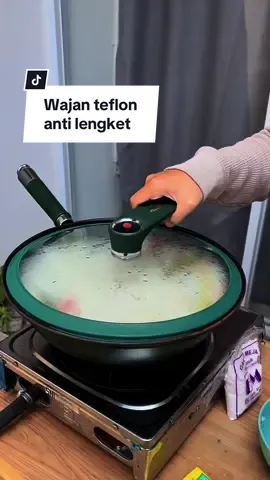 Wajan teflon batu medis ini sudah dilengkapi dengan penutup kaca, memudahkan saat mempresto makanan#tuumyyindonesia #wajan #wajanteflon #wajanantilengket 