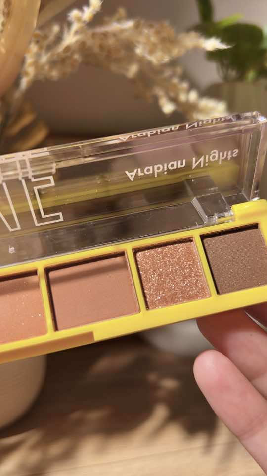 Eyeshadow palette with 8 colors. Eyeshadow, blush, contour, highlighter and 