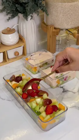 Fruit Preparation 🍎🍇🍓🍈✨ Di rumah Buah pepaya itu wajib ada setiap hari,gk prnh bosan rasnya 😁selain harganya murah tp punya banyak manfaat buat kesehatan Sekalian aku buat salad buah juga mumpung stock buah masih lengkap,nah untuk salad buah penyimpanan perlu diperhatikan yah biar buah nya tetap fresh dan gk mudah berair ,perhstikam suhu kulkasnya dan pakai wadah yg kedap udara, tahan berapa lama di kulkas? Biasanya Salad bisa  tahan selama 3-4 hari jika penyimpananya tepat👌🏼