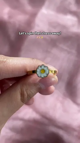 Let’s spin that stress away!🫶🏻✨ @Tala By Kyla  #fidgetspinner #fidgetring #fidgetspinnerring #anxietyring #daisy #daisyring #talabykyla #ring #talabykylaring #cuterings 