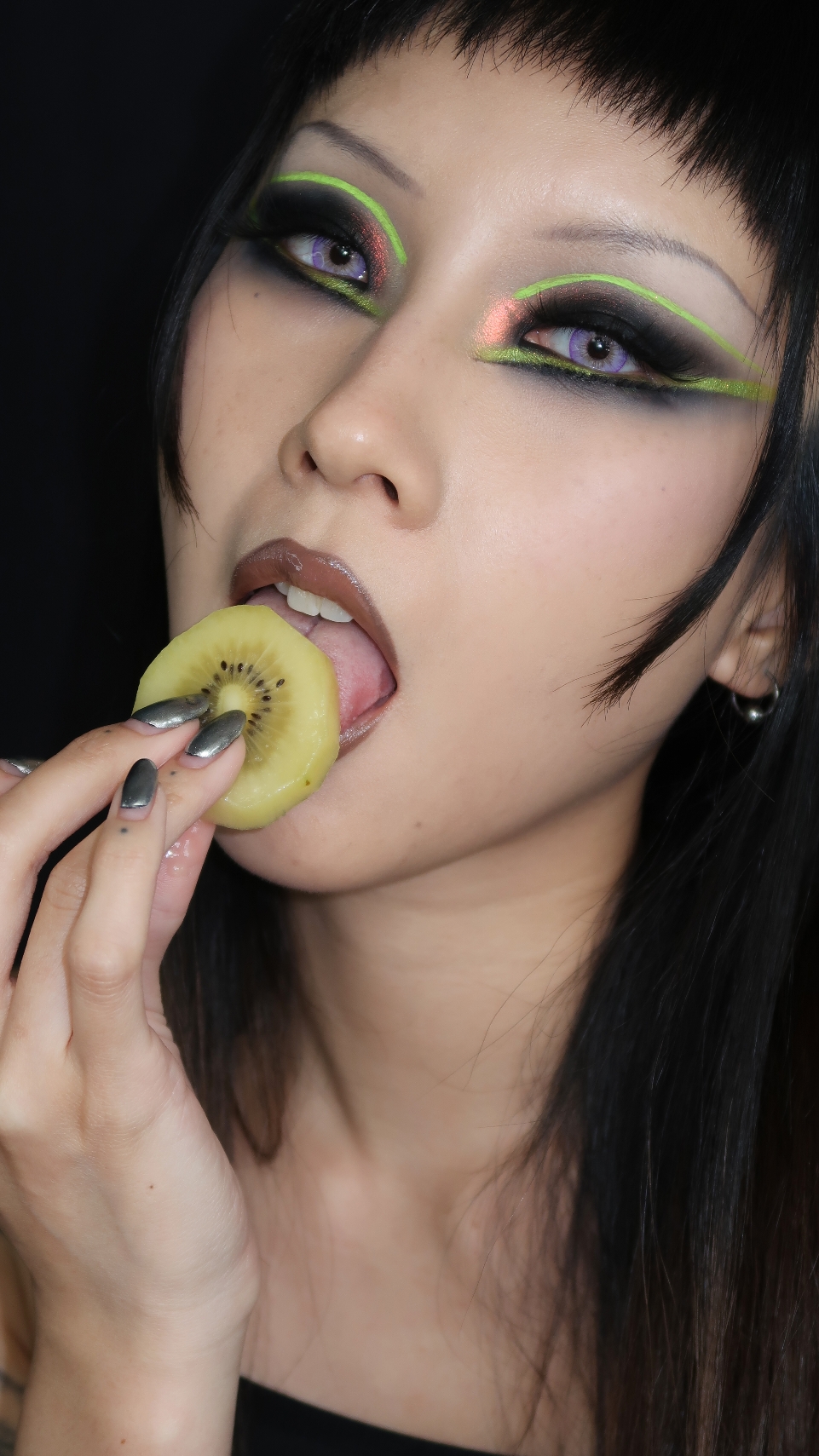 Kiwi 🥝💚✨ Sweet and tangy just like me 😏  #neongreen #multichrome #brat #makeuptutorial #kiwi #smokeyeye #mallgoth #makeuptransformation 