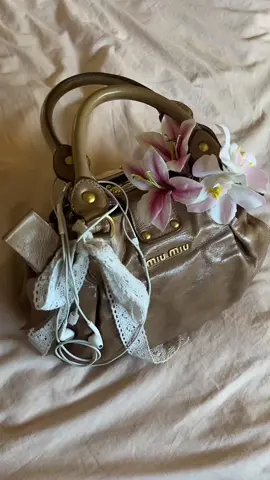 miu miu girl 4ever 🎀 #miumiu #miumiubag #vintagefashion #vintagemiumiu #fyp #foryoupage #foryou 